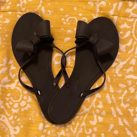 Shoes - Sz 10 Matte flip flops with a Bow